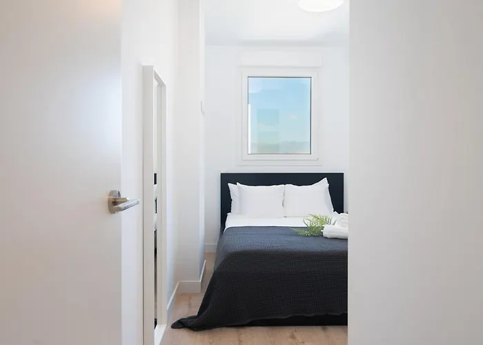 Xpce Urban 7 Skyline - Parking Free Malaga